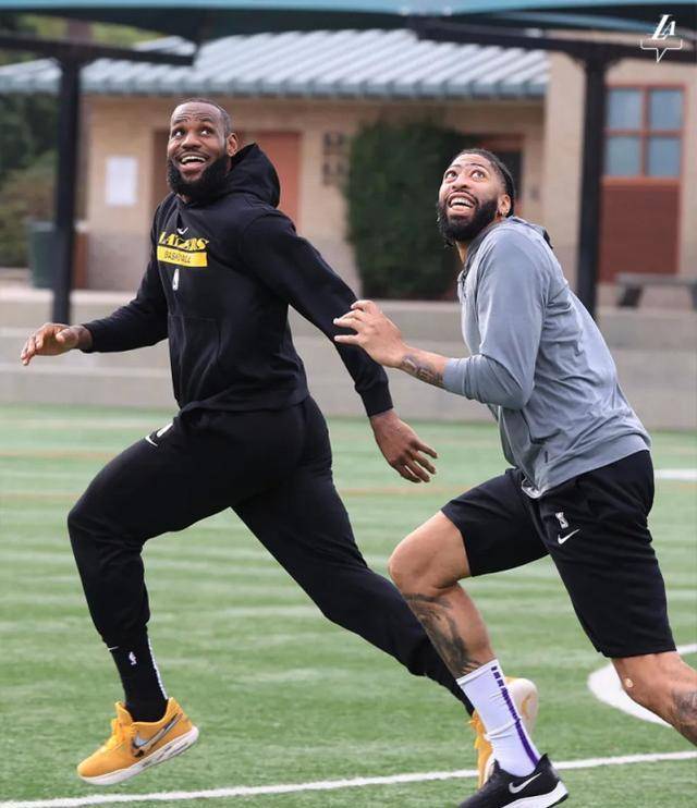 原创            NBA晚报：湖人队举行足球训练，欧文献22000，第20位新秀退役