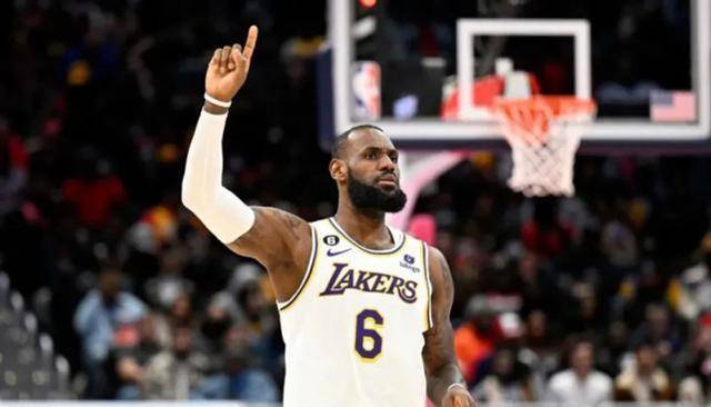 原创            NBA晚报：湖人队举行足球训练，欧文献22000，第20位新秀退役