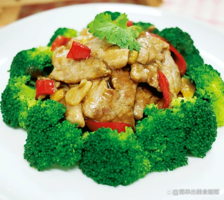 蚝皇猪梅肉拌西兰花，太美味了