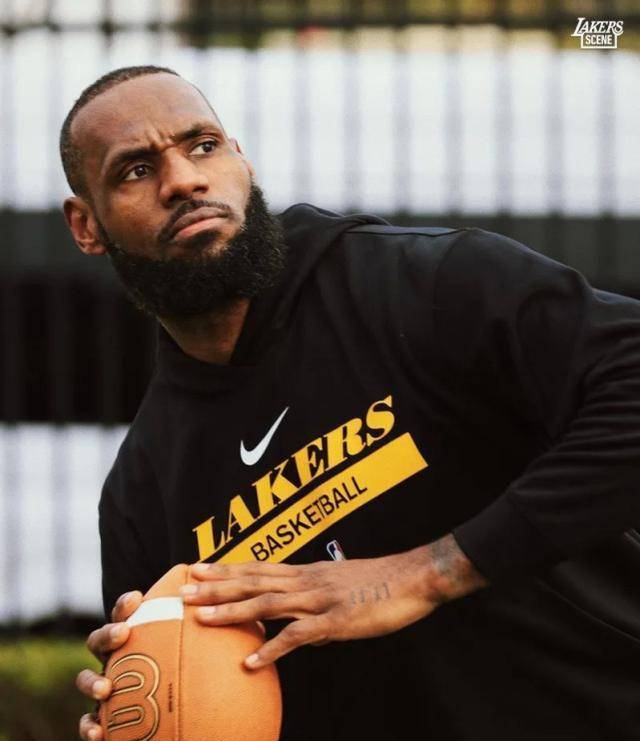 原创            NBA晚报：湖人队举行足球训练，欧文献22000，第20位新秀退役