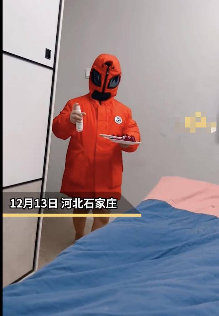 父母都阳性，8岁娃全副武装照顾，仔细一看装扮亮了，网友：小奥特曼