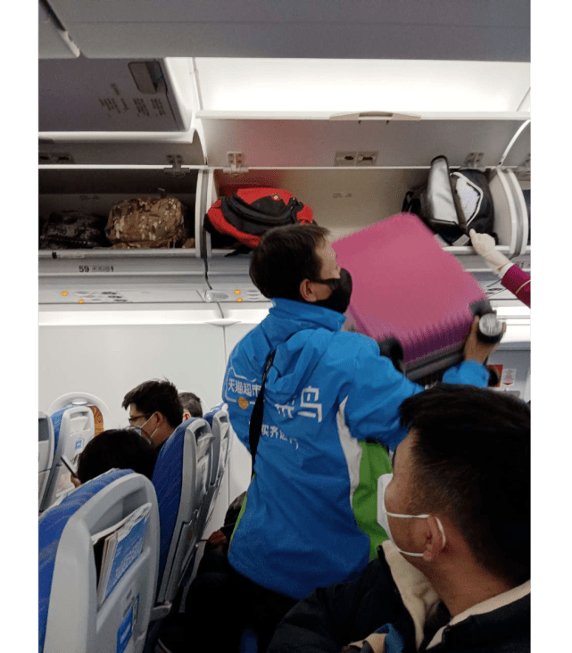 在飞机上，在高铁上，到处都是进京的快递小哥
