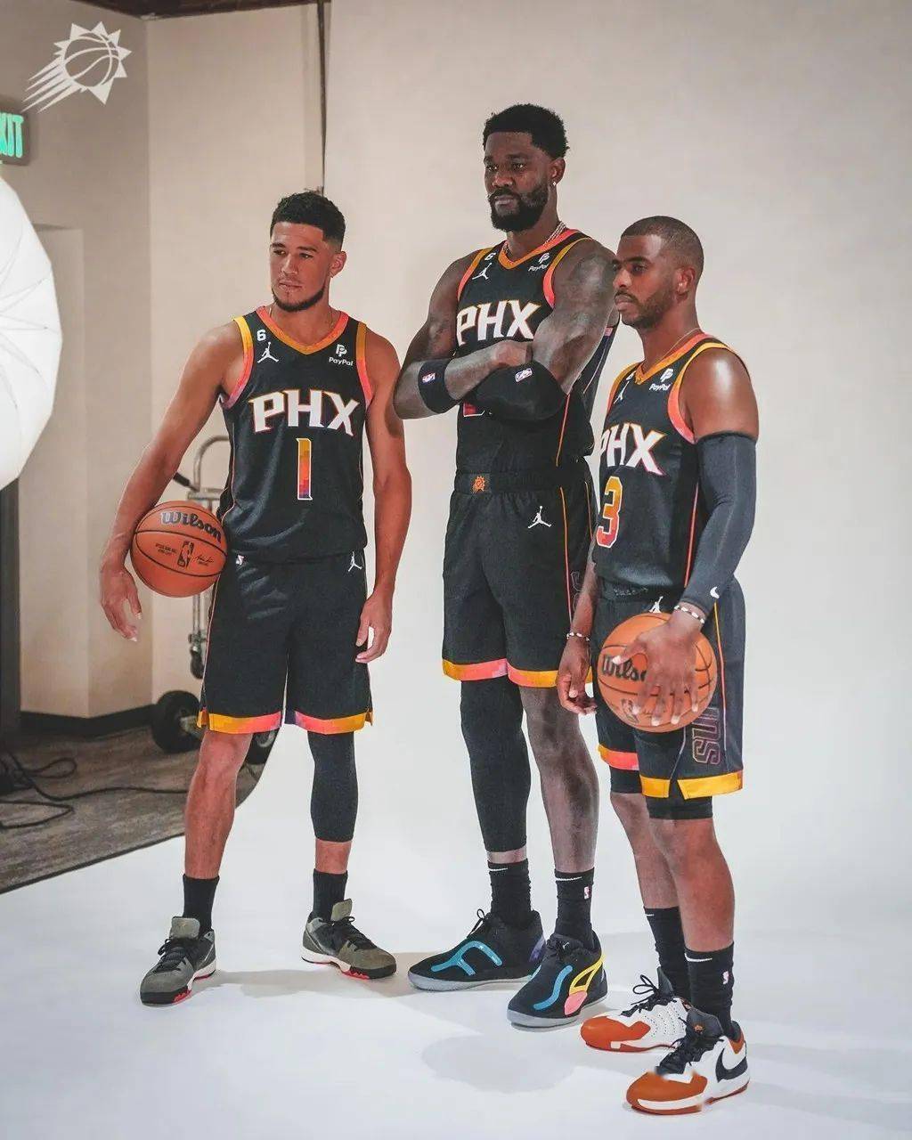 NBA 媒体日球鞋汇总！塔克上脚万元神鞋！詹皇穿的居然是…