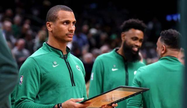 原创            NBA晚报：湖人队举行足球训练，欧文献22000，第20位新秀退役