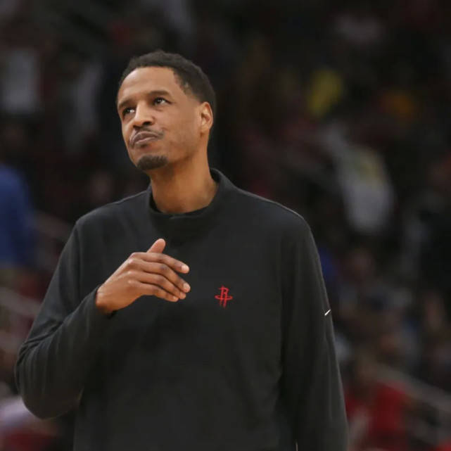 原创            NBA晚报：湖人进行橄榄球训练，欧文捐赠2.2万，20届新秀退役