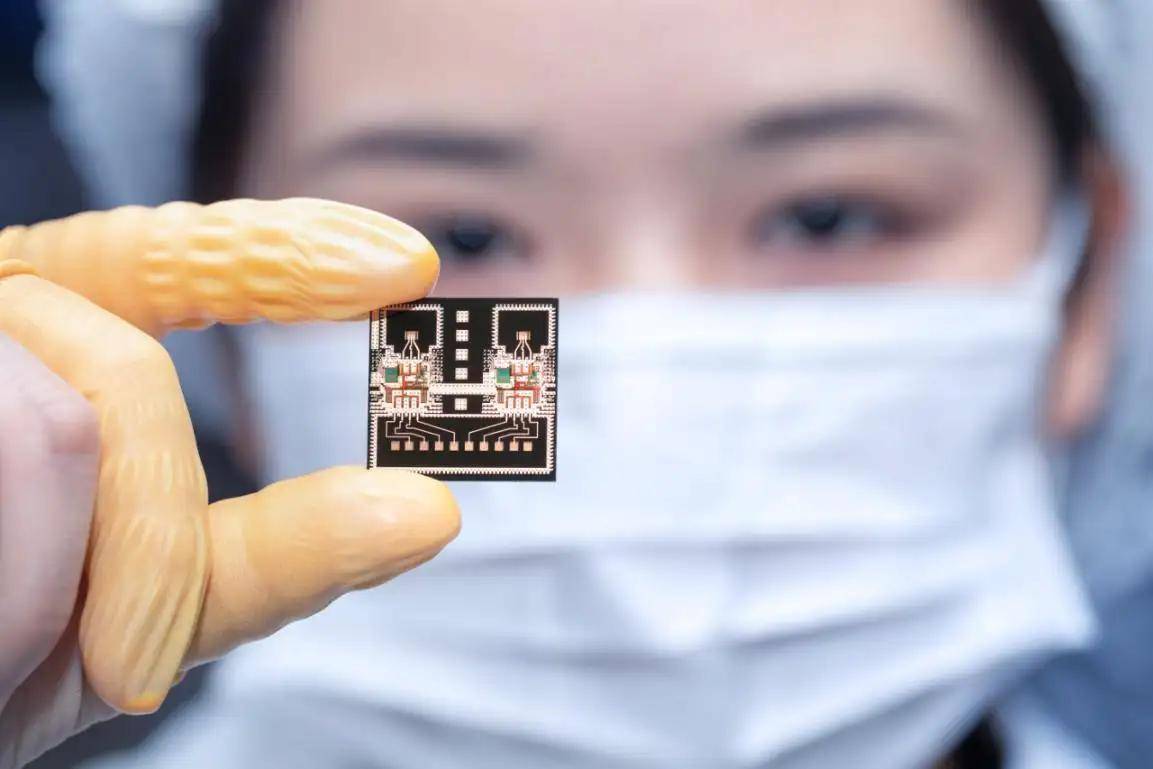 原创            美国变脸了，修改法案保证美企能从中国进口芯片，深层原因复杂