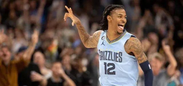 原创            NBA晚报：湖人队举行足球训练，欧文献22000，第20位新秀退役