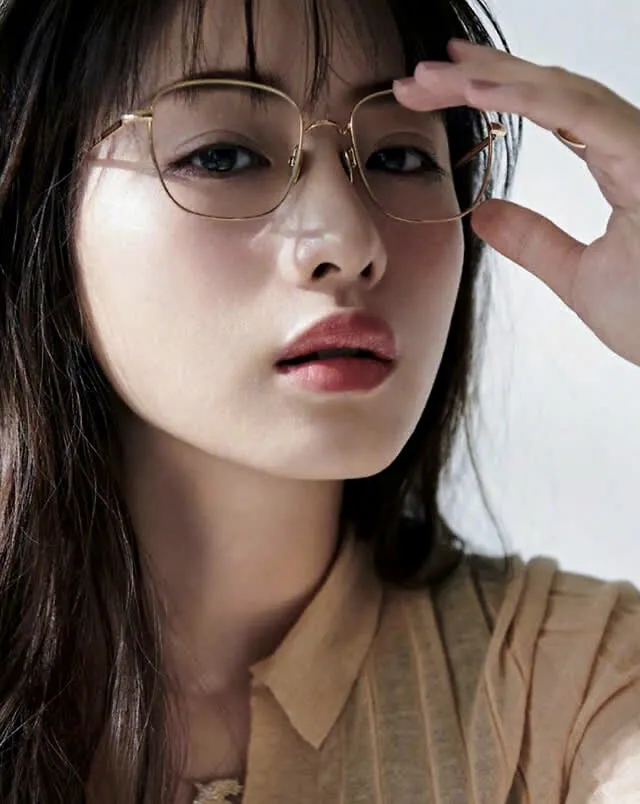 石原里美登《GINGER》杂志，粉色衬衫配同色系休闲裤，优雅动人
