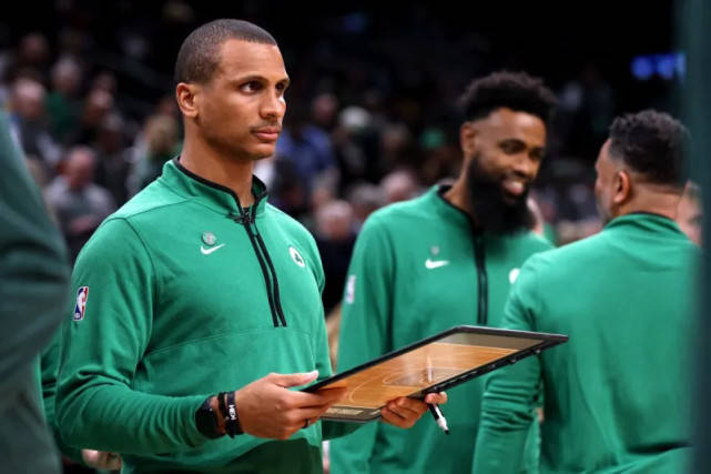 原创            NBA晚报：湖人进行橄榄球训练，欧文捐赠2.2万，20届新秀退役