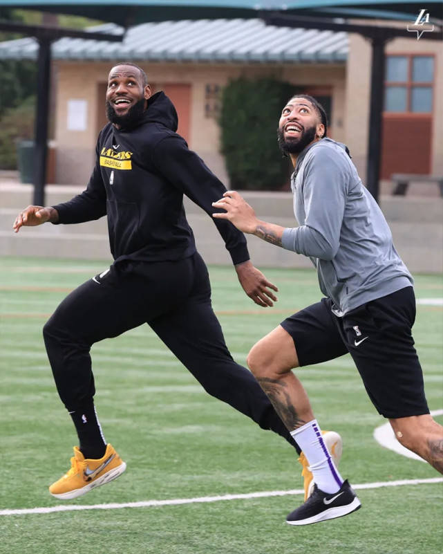 原创            NBA晚报：湖人进行橄榄球训练，欧文捐赠2.2万，20届新秀退役