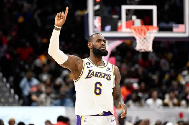 原创            NBA晚报：湖人进行橄榄球训练，欧文捐赠2.2万，20届新秀退役