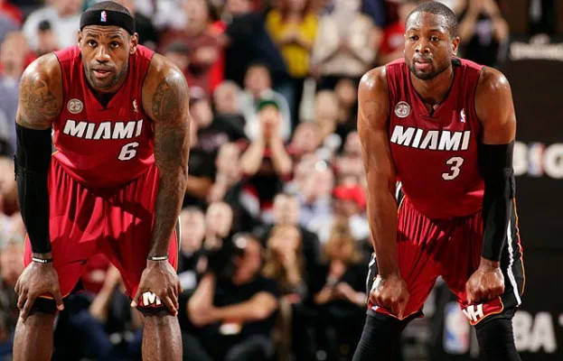 原创            NBA晚报：湖人进行橄榄球训练，欧文捐赠2.2万，20届新秀退役
