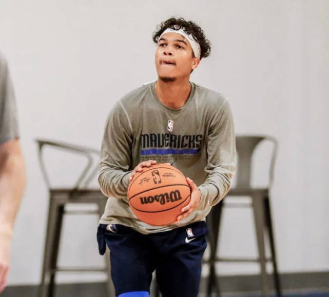 原创            NBA晚报：湖人进行橄榄球训练，欧文捐赠2.2万，20届新秀退役