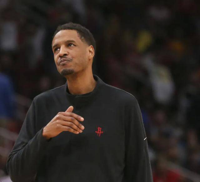 原创            NBA晚报：湖人队举行足球训练，欧文献22000，第20位新秀退役