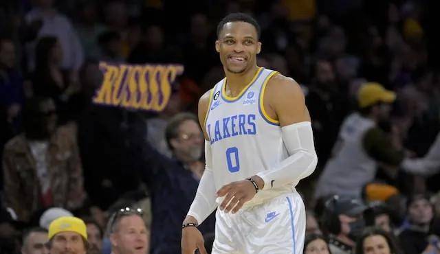 原创            NBA晚报：湖人队举行足球训练，欧文献22000，第20位新秀退役