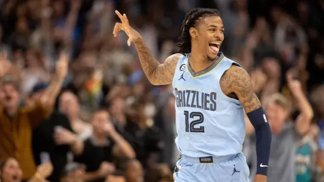 原创            NBA晚报：湖人进行橄榄球训练，欧文捐赠2.2万，20届新秀退役