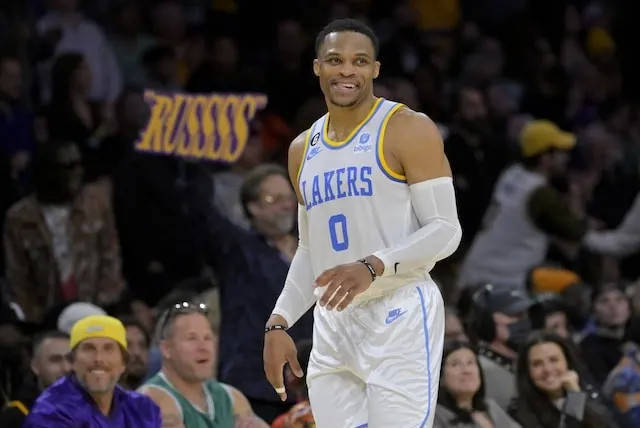 原创            NBA晚报：湖人进行橄榄球训练，欧文捐赠2.2万，20届新秀退役