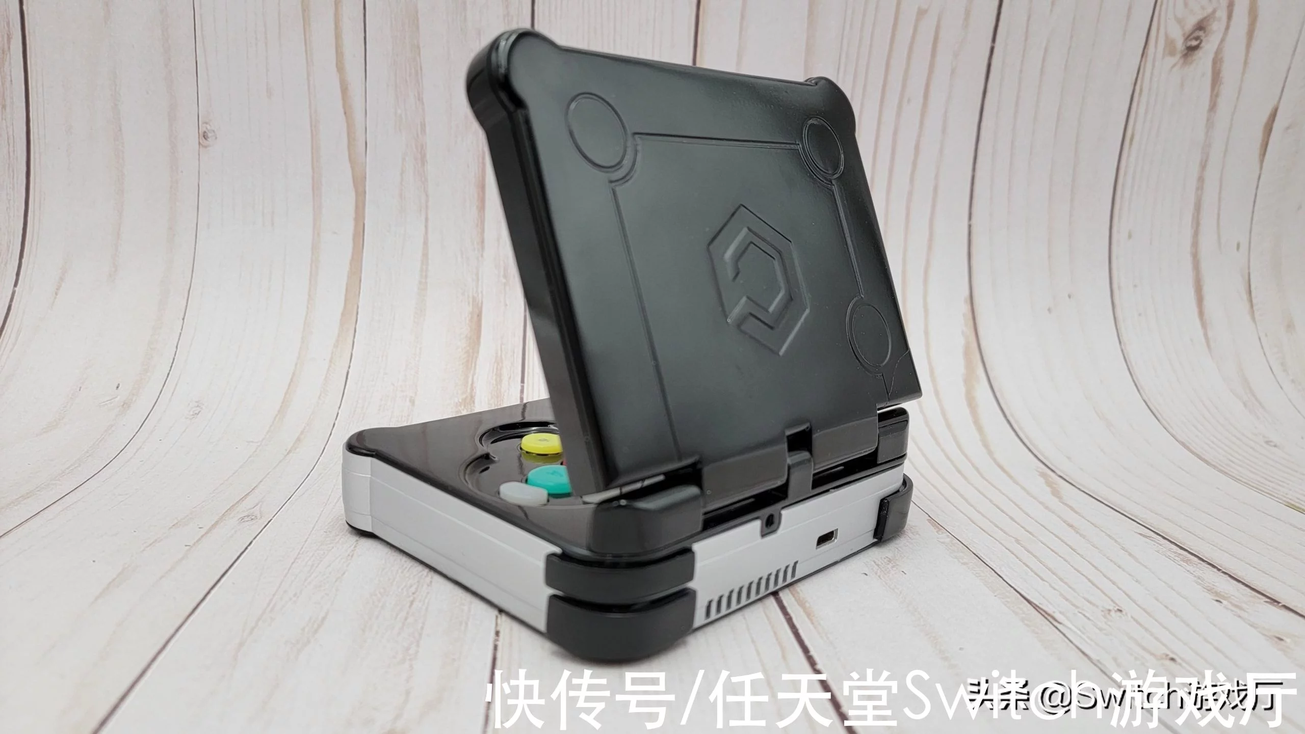 大神打造出十七年前想象的NGC折叠掌机