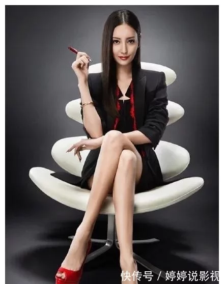日本“九头身美女”菜菜绪，一双美腿刷爆ins，你能顶住一秒吗？