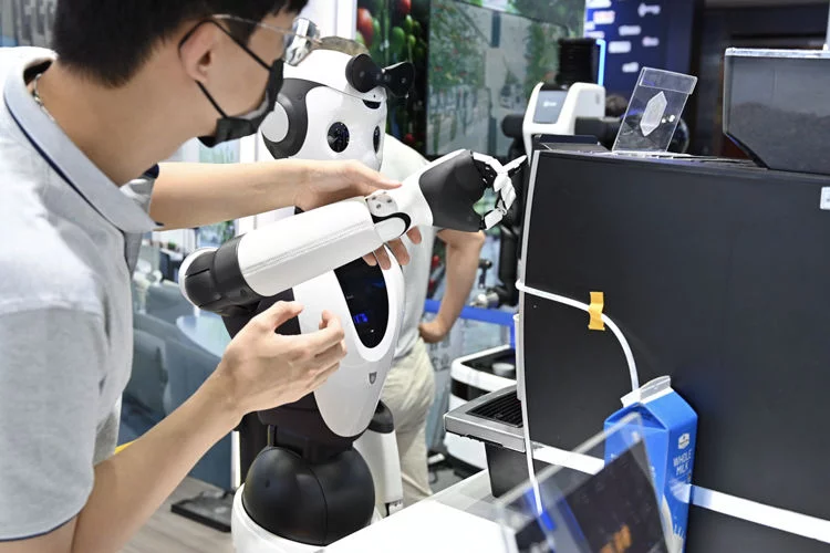 WAIC2022 | 达闼展示新一代机器人 能做家务也能冲咖啡