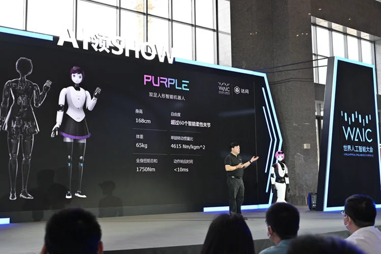 WAIC2022 | 达闼展示新一代机器人 能做家务也能冲咖啡