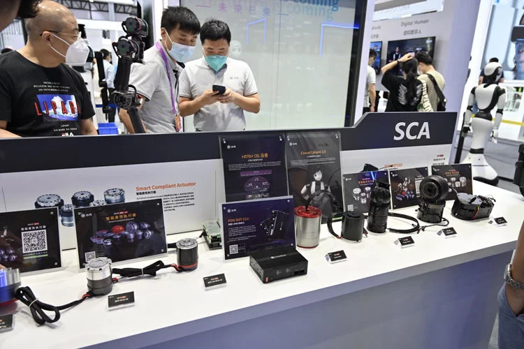 WAIC2022 | 达闼展示新一代机器人 能做家务也能冲咖啡