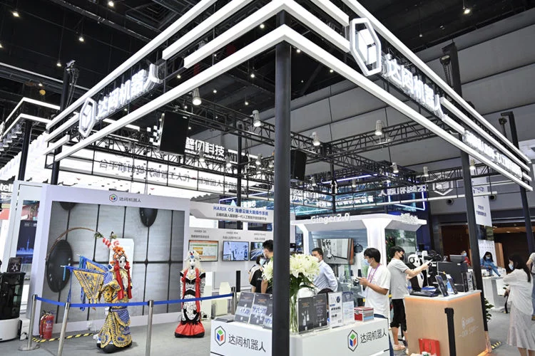 WAIC2022 | 达闼展示新一代机器人 能做家务也能冲咖啡
