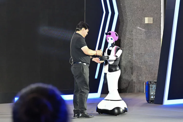 WAIC2022 | 达闼展示新一代机器人 能做家务也能冲咖啡