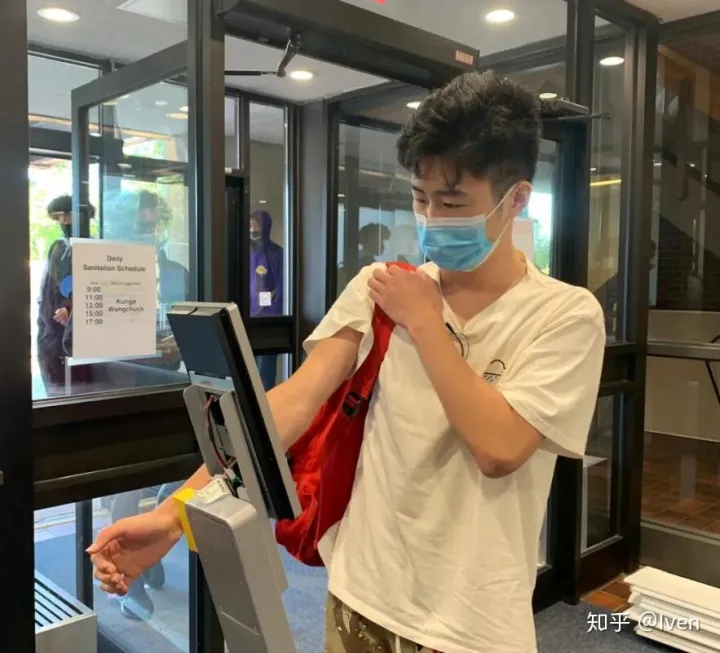 皇冠中学线下开课第一周实录：安全举措全面升级，学生迅速适应混合教学模式，课后篮球训练不停歇！