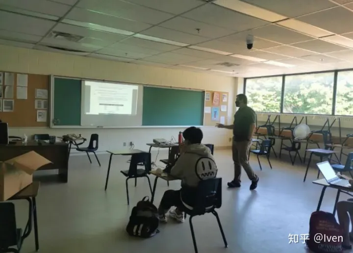 皇冠中学线下开课第一周实录：安全举措全面升级，学生迅速适应混合教学模式，课后篮球训练不停歇！