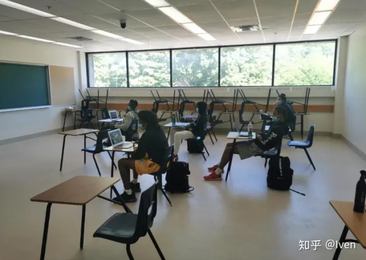 皇冠中学线下开课第一周实录：安全举措全面升级，学生迅速适应混合教学模式，课后篮球训练不停歇！