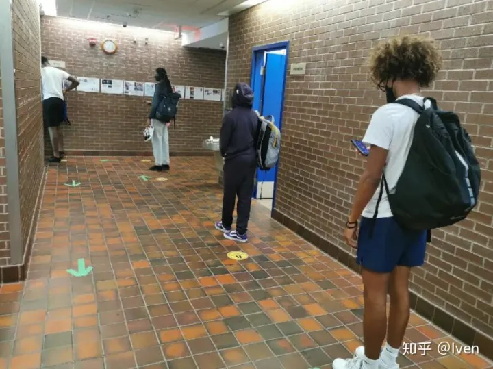 皇冠中学线下开课第一周实录：安全举措全面升级，学生迅速适应混合教学模式，课后篮球训练不停歇！