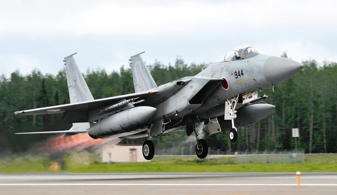 F15飞不上去，中国无侦7穿越宫古海峡，日本战机想跟踪却够不着？