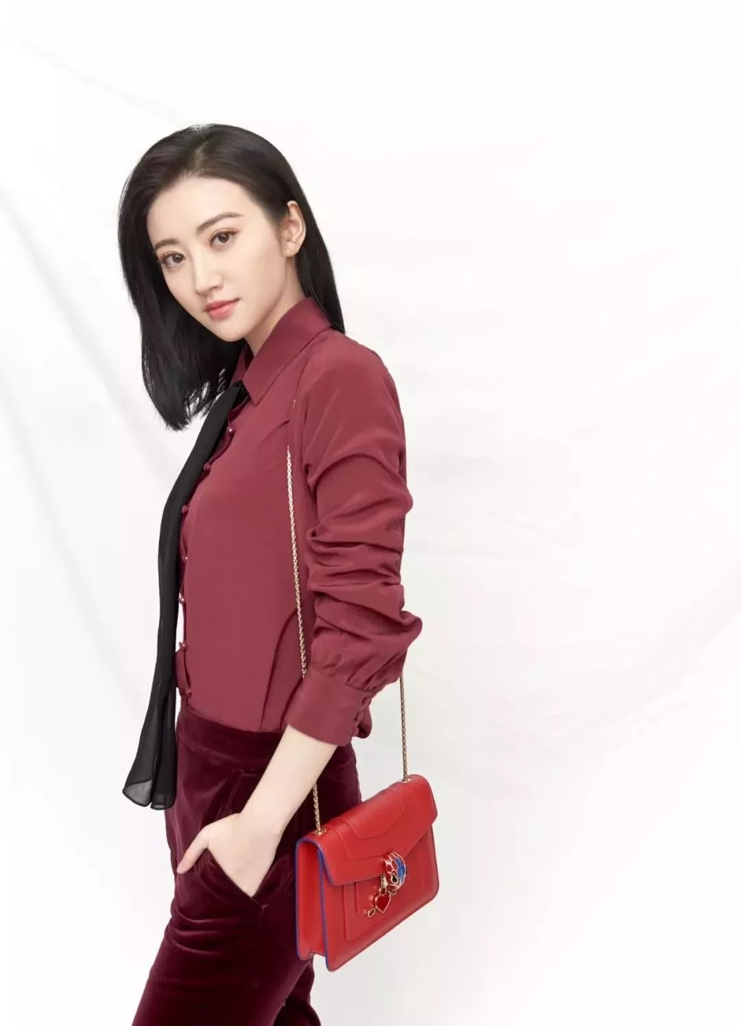 过年回家，还有什么比红色手袋更讨亲戚欢心的吗？