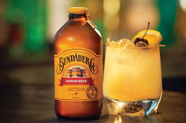 姜汁啤酒（ginger beer）含酒精吗？如果不含为什么它叫啤酒，它和啤酒有什么关系？