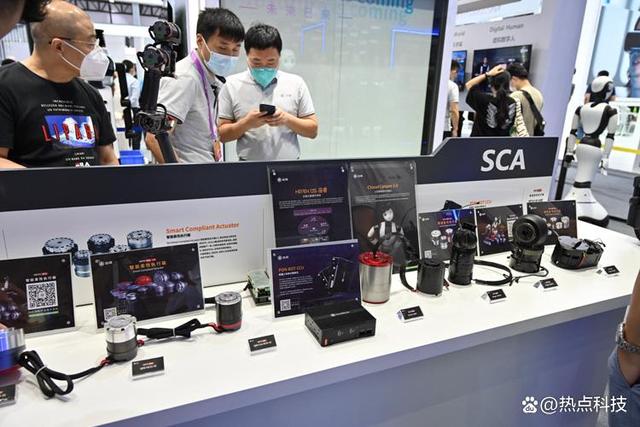 达闼展示新一代机器人 能做家务也能冲咖啡