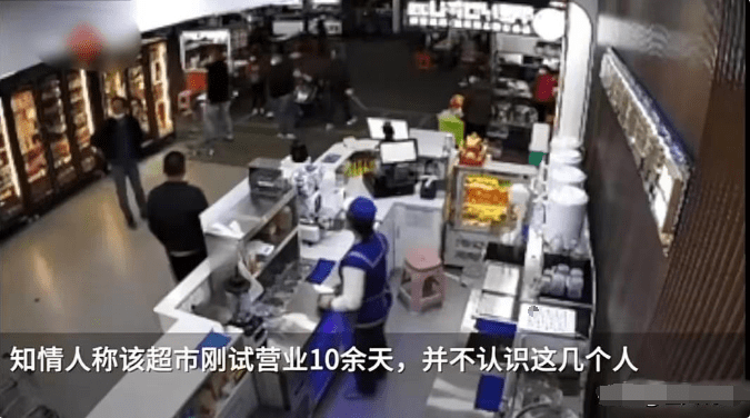 原创            太嚣张！海口多名男子持械打砸超市，带头男子在派出所还威胁店主