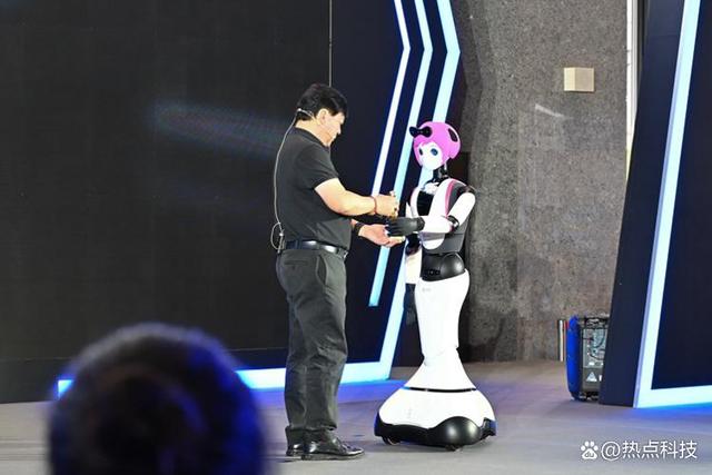 达闼展示新一代机器人 能做家务也能冲咖啡