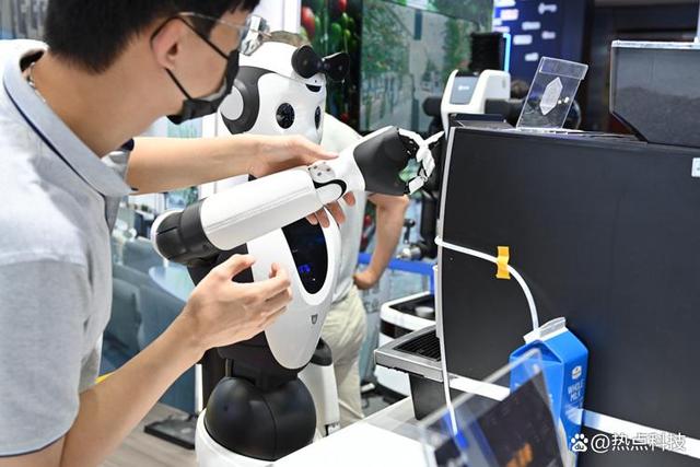 达闼展示新一代机器人 能做家务也能冲咖啡