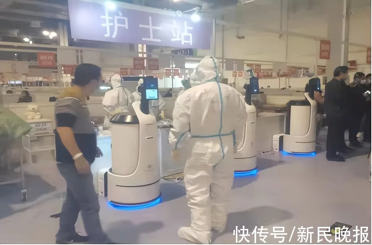 送餐、送药、消杀……智能机器人在方舱医院“上岗”了